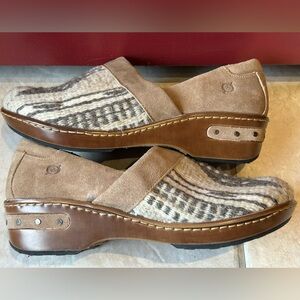 NWOT BORN s8 wmn’s “Bailie” clogs-neutral colors-blanket/stud detail-comfy!